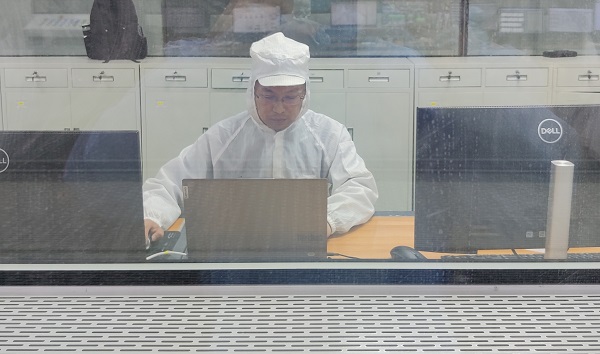 15點(diǎn)，自控事業(yè)部胡曉強(qiáng)在寧波對6.3米BOPET聚酯薄膜生產(chǎn)線做控制優(yōu)化.jpg